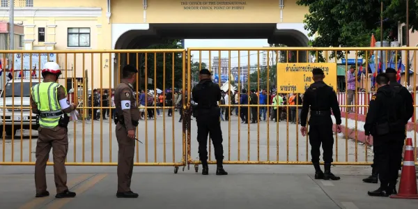 ปิดด่านไทย-กัมพูชา ยุทธการยิงปืนใส่หัวแม่เท้าตัวเอง 