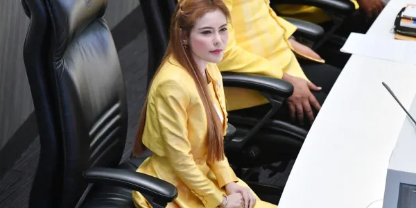 กกต. มีมติดำเนินคดี ‘พญ.เกศกมล’ ความผิดตามกฎหมายเลือกตั้งและคดีอาญา ปมใช้คำว่า 'ศาสตราจารย์' หลอกลวงในการลงสมัครเข้ารับการคัดเลือกเป็น สว. มีอัตราโทษจำคุกสูงสุด 10 ปี ตัดสิทธิเลือกตั้ง 20 ปี