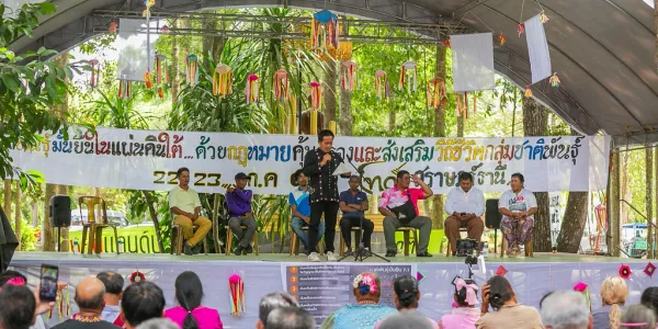 เมื่อ 22 ก.ค. 2568 เครือข่ายชนเผ่าพื้นเมืองภาคใต้ และเครือข่าย ร่วมจัดงาน "สายน้ำ ทะเล ผืนป่า กับคุณค่าพื้นที่คุ้มครองวิถีชีวิตกลุ่มชาติพันธุ์ภาคใต้" เตรียมความพร้อมก่อนงานวันชนเผ่าพื้นเมืองโลก 10-11 ส.ค. 2568 นี้ โดยหนึ่งในไฮไลท์สำคัญของงาน คือ "Ted Talk" ในหัวข้อ "ชาติพันธุ์บนความสั่นคลอนทางสังคม" โดยมีตัวแทนจากกลุ่มชาติพันธุ์ภาคใต้ 6 กลุ่ม ได้แก่ มอแกน มอแกลน อุรักลาโว้ย มานิ โอรังอัสลี และไทดำ ที่มาร่วมแลกเปลี่ยนเรื่องปัญหาสิทธิที่ดินทำกินที่พวกเขาต้องเจอ 