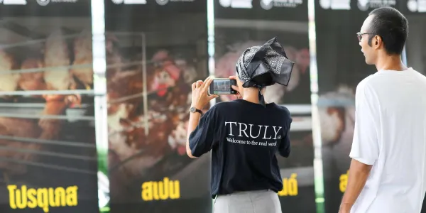 นิทรรศการภาพถ่าย 'ชีวิตในกรง' เผยความจริงเบื้องหลังจากฟาร์มไข่ไก่ 37 ประเทศทั่วโลก