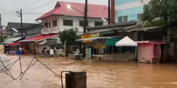 แม่น้ำสายเอ่อล้น ทะลักเข้าท่วมตลาดสายลมจอย อ.แม่สาย จ.เชียงราย 