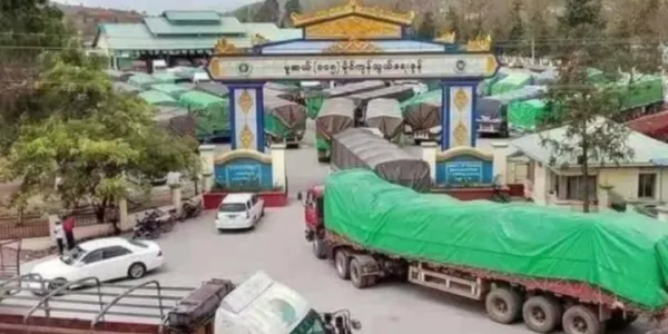 บทวิเคราะห์ในสื่ออิระวดีมองว่าการที่ปฏิบัติการ 1027 ซึ่งเริ่มมาตั้งแต่ปี 2565 ของ "พันธมิตรสามภราดรภาพ" (3BHA) ยึดพื้นที่ชายแดนพม่า-จีนทางตอนเหนือของรัฐฉานไว้ได้บางส่วน ส่งผลดีต่อกลุ่มติดอาวุธที่ทำให้เขาสามารถควบคุมด่านเพื่อเก็บภาษีรายได้ ได้ทดลองการปครอง รวมถึงสะท้อนการจัดดุลอำนาจในพื้นที่อีกด้วย
