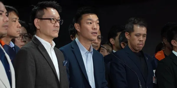 ปชน.กาง 3 เงื่อนไขโหวตนายกใหม่ ต้องยุบสภาใน 4 เดือน-ประชามติแก้ รธน. โดย ปชน. ยืนยันจะทำหน้าที่ฝ่ายค้านต่อไป