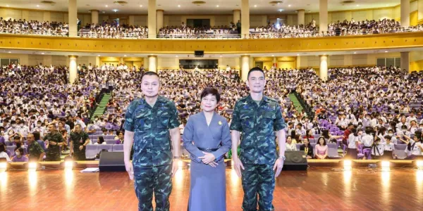 มทภ.2 บรรยายพิเศษ ณ โรงเรียนสาธิตเกษตรฯ เผย ‘ในหลวง’ รัชกาลที่ 10 ทรงห่วงใย ติดตามสถานการณ์ชายแดนไทย-กัมพูชาทุกวัน ฝากนักเรียน-เยาวชน มีสติในการเสพสื่อ อย่าเชื่ออะไรง่ายๆ