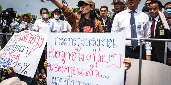 คนงานจากบริษัท แอลฟ่าสปินนิ่ง-เอเอ็มซีสปินนิ่ง กว่า 200 คน ชุมนุมหน้าทำเนียบ ขอยื่นหนังสือถึงนายกฯ ช่วยอนุมัติเงินจากงบฯ กลางช่วยเหลือแรงงานที่ถูกลอยแพ รวมมูลค่ากว่า 50 ล้าน พร้อมดำเนินคดีนายจ้างที่ละเมิดกฎหมายทางแพ่ง-อาญา อย่างเร่งด่วน