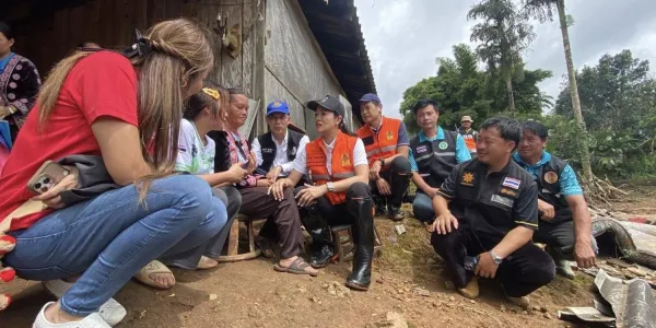 ธีรรัตน์ มท.2 ลงพื้นที่น้ำท่วมบ้านปางอุ๋ง อ.แม่แจ่ม จ.เชียงใหม่ มอบเงินเยียวยาผู้เสียชีวิต