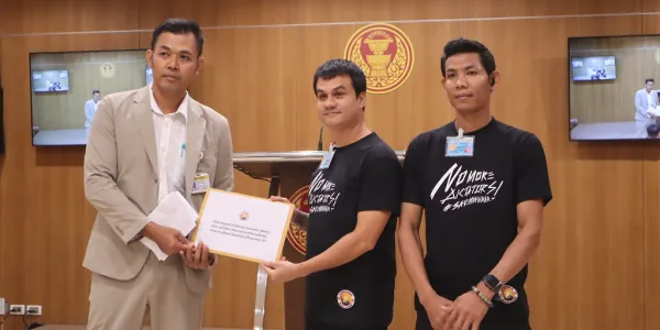 กลุ่มแรงงานพม่า 'Bright Future' ยื่นหนังสือถึง กมธ.แรงงาน ขอให้ช่วยผลักดันมาตรการยกเลิก CI และให้ใช้บัตรชมพู ยืนยันตัวตนใบเดียว เหตุเก็บภาษีซ้ำซ้อน อยากลดภาระค่าใช้จ่าย ขอจ่ายภาษีให้ไทยฝ่ายเดียวพอ 