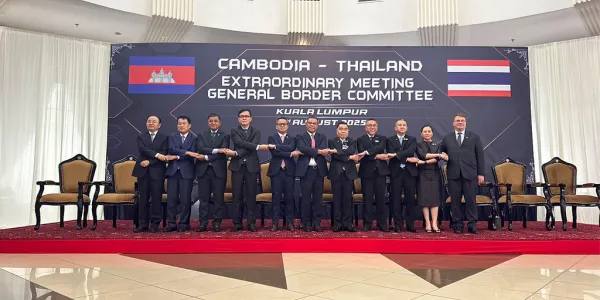 รมช.กลาโหมไทย แถลงผลประชุม GBC ร่วมกับกัมพูชา ลงนามบันทึกข้อตกลงเงื่อนไข 13 ข้อ โดยมีสาระสำคัญ ยึดมั่นข้อตกลงหยุดยิงอย่างเคร่งครัด หลีกเลี่ยงการยั่วยุด้วยปฏิบัติการทางการทหาร-ข้อมูลบิดเบือนหรือข่าวเท็จ รวมถึงตั้งคณะผู้สังเกตการณ์เฉพาะกิจโดยมีสมาชิกเฉพาะประเทศอาเซียน ด้านสหรัฐฯ-จีนไม่ได้ร่วม ส่วนอีก 2 เรื่องที่ยังตกลงไม่ได้ และยกไปประชุมครั้งหน้า คือ เรื่องการจัดการทุ่นระเบิดร่วมกัน และการปราบสแกมเมอร์