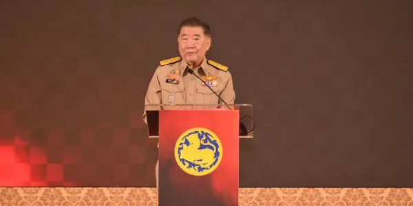 'ภูมิธรรม' โฟนอินเข้ากลางรายการเจาะลึกทั่วไทย ให้สัมภาษณ์ สั่งย้ายผู้ว่าฯ อุบลฯ เข้าส่วนกลางแล้ว หลังพบปัญหาเบิกจ่ายงบประมาณช่วยเหลือประชาชนที่ได้รับผลกระทบจากเหตุยิงปะทะตามแนวชายแดนไทย-กัมพูชาล่าช้า เบิกไปเพียง 5.5 หมื่นบาทเท่านั้น ทั้งที่ ครม.ขยายวงเงินช่วยเหลือเป็น 100 ล้าน สามารถเบิกได้ทันที ด้านจังหวัดอื่นๆ เบิกไปแล้ว 40-50 ล้านบาท