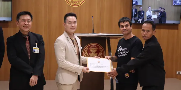 'Bright Future' ตัวแทนกลุ่มแรงงานข้ามชาติ ยื่น กมธ.พัฒนาการเมืองฯ วุฒิสภา เพื่อให้ช่วยผลักดันมาตรการยกเลิกการใช้เล่มเขียว CI ที่ออกโดยทางการพม่า และใช้ ‘บัตรชมพู’ ออกโดยทางการไทยยืนยันตัวตนของแรงงานข้ามชาติอย่างเดียว เหตุไม่อยากเสียภาษีให้กองทัพ ด้าน ‘เทวฤทธิ์’ มองการให้ทำบัตรชมพู และ CI อาจละเมิดอนุสัญญาภาษีซ้อน ไม่เป็นธรรมกับแรงงาน
