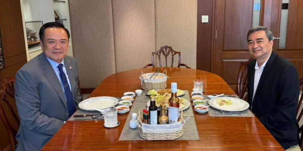 อนุทินโชว์ภาพมื้อเที่ยงกับอภิสิทธิ์ เผยได้รับคำแนะนำที่เป็นประโยชน์