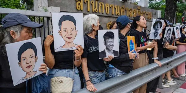 “ใส่เสื้อดำ จำชื่อเพื่อน” เครือข่ายนิรโทษกรรมประชาชน ยืนหยุดขัง 112 นาที ไว้อาลัยกระบวนการยุติธรรม-จดจำผู้ต้องขังการเมือง 54 คน
