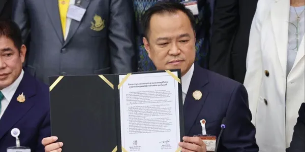 สส.เพื่อไทย ยื่นศาล รธน. วินิจฉัย 'อนุทิน-ณัฐพงษ์' พ้นสมาชิกภาพ สส. ปมทำ MOA