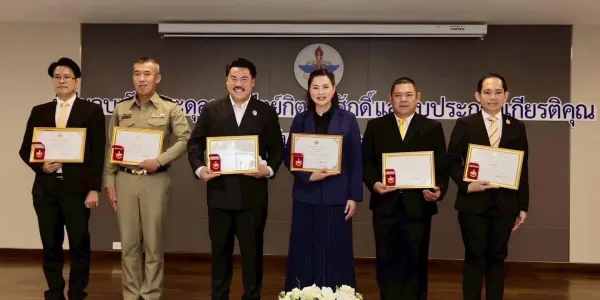 มอบเข็มพระดุลยาธิปัตย์กิตติมศักดิ์ 'บุ๋ม ปนัดดา-กัน จอมพลัง' เหตุช่วยชายแดนไทย-กัมพูชา