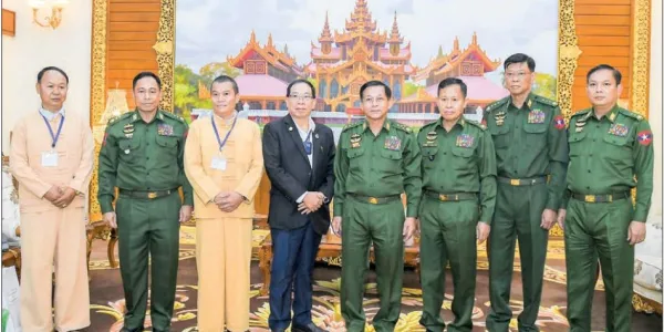 เจ้ายอดศึกเจรจาเรื่องการสร้างสันติภาพกับพลเอกอาวุโส มินอ่องหล่าย