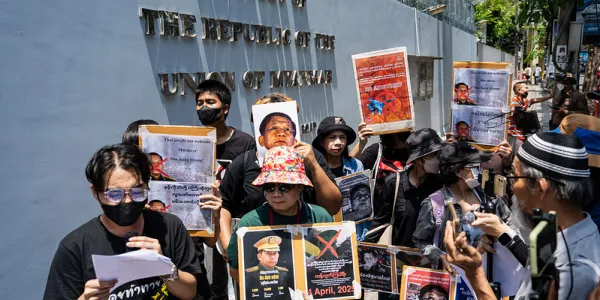 ตำรวจแจ้งข้อหา พ.ร.บ.ชุมนุมฯ 3 นักกิจกรรมประท้วง ‘มินอ่องหล่าย’ ร่วมประชุม ‘BIMSTEC’ ในประเทศไทย โดยมีกลุ่มประชาภักดิ์พิทักษ์สถาบัน เป็นผู้แจ้งความ