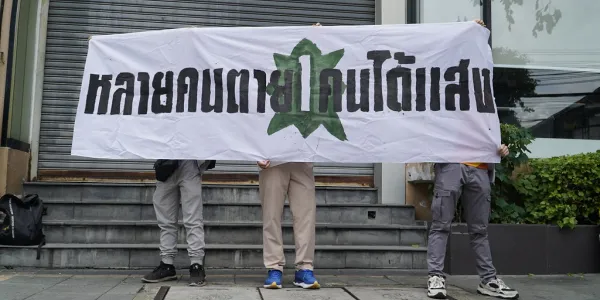 'พลโทบุญสิน' บรรยายที่ มธ. ยืนยันไม่เล่นการเมืองหลังเกษียณ ไม่เห็นด้วยทหารเล่นการเมือง ไม่ทำปฏิวัติ '?' พบบุคคลถือป้ายผ้า "หลายคนตาย 1 คนได้แสง" แปะป้ายประท้วงกองทัพทั่วมหาวิทยาลัย