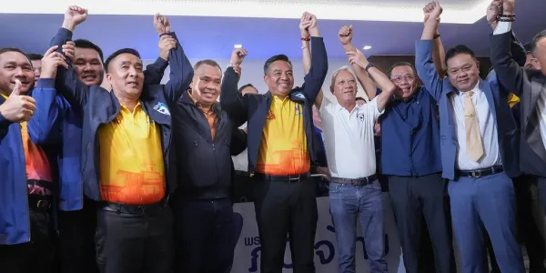 สถานการณ์ 'รวมไทยสร้างชาติ' เจ้าของสมญานาม 'พรรค DNA ลุงตู่' ระส่ำหนัก 'ชุมพล จุลใส' นำทีม สส.ชุมพร ย้ายซบภูมิใจไทย ยืนยันว่าไม่ได้แตก แค่แนวคิดทางการเมืองต่างกัน ด้าน 'เอกนัฏ' ลาออก กก.บห. จับตาย้ายหนีหรือไม่
