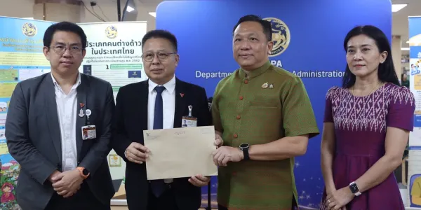 สส.พรรคประชาชน ยื่นหนังสือร้องเรียนกรมการปกครอง ตรวจสอบกรณีเจ้าหน้าที่รัฐเรียกรับส่วยจากชาวบ้านที่ประสงค์ดำเนินการขอสัญชาติ และบัตรประชาชน ตามมติ ครม. 29 ต.ค. 2567 ด้านอธิบดีฯ เผยว่าขณะนี้มีการส่งหน่วยปราบปรามทุจริต สำนักทะเบียน ลงพื้นที่ตรวจสอบแล้ว ถ้าพบหลักฐานกระทำผิดจริง ไม่ปราณีแน่นอน พร้อมยืนยันว่าขั้นตอนการดำเนินการมีเพียงค่าธรรมเนียมจำนวน 160 บาทเท่านั้น ไม่ต้องดำเนินการผ่าน ‘นายหน้า’ และไม่ต้องกังวลเรื่องระยะเวลาดำเนินการ เพราะว่าสามารถทำได้ถึง มิ.ย. 2569