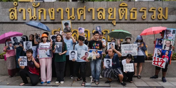 Thumb Rights-ภาคประชาชน 'ยืน หยุด ขัง 110 นาที' ส่งกำลังใจถึงผู้ต้องขังการเมือง