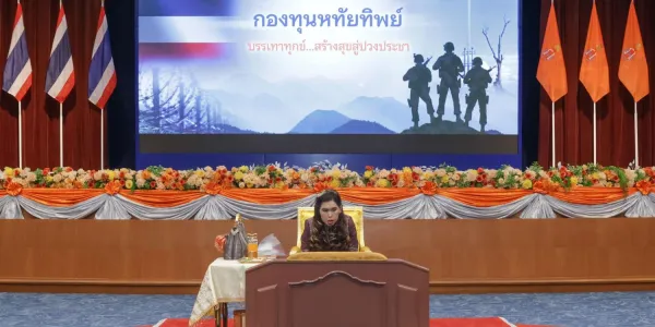 'กรมพระศรีสวางควัฒนฯ' เปิด 'กองทุนหทัยทิพย์' มอบทุนตั้งต้น 1 ล้าน ช่วยเหลือและบรรเทาความทุกข์ยากของทหารแนวหน้าและประชาชน เห็นควรสนับสนุนการสร้างกำแพง-บังเกอร์ตามแนวชายแดนไทย-กัมพูชาเพื่อความปลอดภัย ด้าน 'ณัฐพล' ซาบซึ้ง แต่ขอใช้งบประมาณแผ่นดินเป็นหลัก