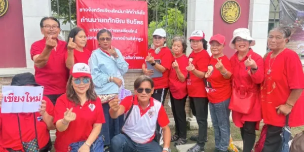 'คนเสื้อแดง' ชุมนุมกินส้มตำหน้าเรือนจำให้กำลังใจ 'ทักษิณ'