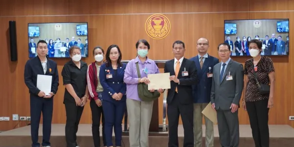 จากกรณีเมื่อ 1 ต.ค. 68 กลุ่มแม่บ้านสภาฯ ได้ยื่นหนังสือถึง กมธ.แรงงาน ปมถูกเลิกจ้างไม่เป็นธรรม ล่าสุดที่ประชุม กมธ.ได้ข้อสรุป บริษัทจะรับแม่บ้านกลับเข้าทำงาน พร้อมให้บริษัทคืนเงินค่าเครื่องแบบที่เก็บจากแม่บ้าน 271 คนภายในเดือน ต.ค. และทบทวนสัญญาจ้างระยะสั้นที่เดิมกำหนดไว้เพียง 2 เดือน เพื่อให้สอดคล้องกับกฎหมายคุ้มครองแรงงาน
