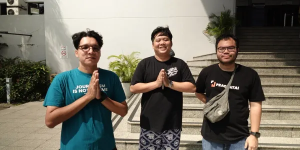 ฟ้อง 2 นักข่าว 1 นักกิจกรรม คดี ‘พ่นสีกำแพงวัง’ รอผลประกันตัวบ่ายนี้