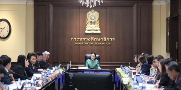 'ส่องกระแสวิจารณ์' หลัง ศธ.สั่งให้โรงเรียนงดกิจกรรมรื่นเริง 1 ปีเต็มไว้อาลัย 'พระพันปีหลวง' หลายฝ่ายหวั่นตัดโอกาสเรียนรู้-พัฒนาการของเด็กและเยาวชน ร้านขายเครื่องแต่งกายโอดกระทบหนัก ถูกยกเลิกออเดอร์ ขณะที่บางโรงเรียนประกาศงดหรือปรับรูปแบบงานลอยกระทงบ้างแล้ว ด้านปลัด ศธ.ชี้แจง ไม่ได้งดจัดกิจกรรมทุกประเภท พวกกิจกรรมเสริมหลักสูตร กีฬาสี งานกิจกรรมลูกเสือ ยังสามารถจัดได้อยู่ งดเฉพาะงานรื่นเริงที่ไม่เป็นทางการ หรืองานดนตรี