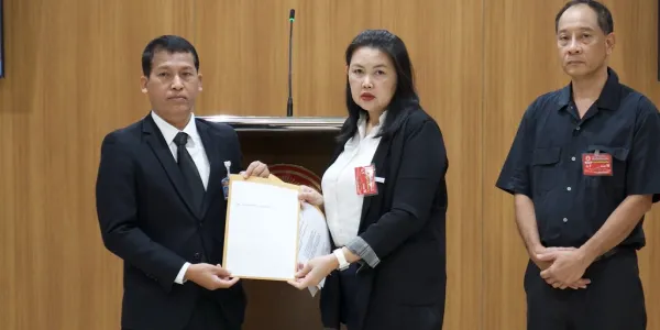 อดีตลูกจ้างการบินไทย ร้อง กมธ.แรงงาน ช่วยเปิดเวทีเจรจาอย่างสันติระหว่างนายจ้างและอดีตลูกจ้าง ปมถูกเลิกจ้างจากแผนฟื้นฟูกิจการอย่างไม่เป็นธรรม และยังไม่ได้รับการเยียวยา แม้ผ่านมากว่า 4 ปี ด้านกระทรวงแรงงานรับเป็นเจ้าภาพหลักประสานเปิดเวทีเจรจา