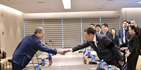 นายกรัฐมนตรี ‘ไทย-กัมพูชา’ หารือทวิภาคี เดินหน้าตามถ้อยแถลง