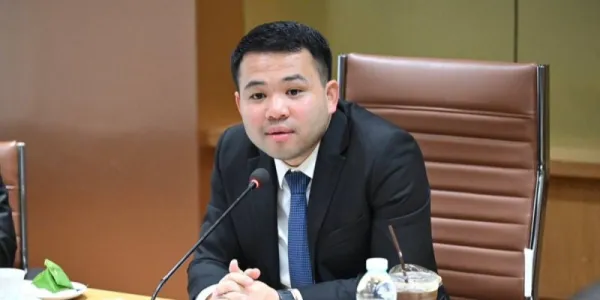 ‘เบน สมิธ’ ส่ง ‘ทนายธนดล’ ฟ้อง ‘โรม’ ข้อหาหมิ่นประมาทฯ พาดพิงเป็นสแกมเมอร์