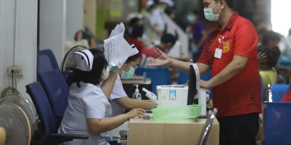 สปสช. แจงรายละเอียดงบกองทุนบัตรทองทำไมต้องรวมเงินเดือนบุคลากรสาธารณสุขภาครัฐ