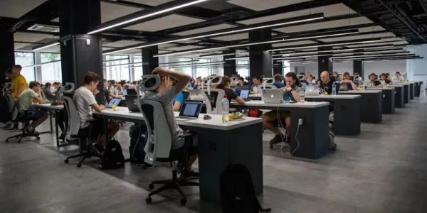 พนักงานระดับเริ่มต้นอายุต่ำกว่า 25 ปี เสี่ยงสูญเสียงานให้กับ AI มากที่สุด