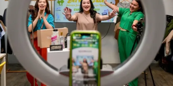 คนขายของไลฟ์สดในอินโดฯ เจอทั้งคนก่อกวน คนต่อราคา และ AI แย่งอาชีพ