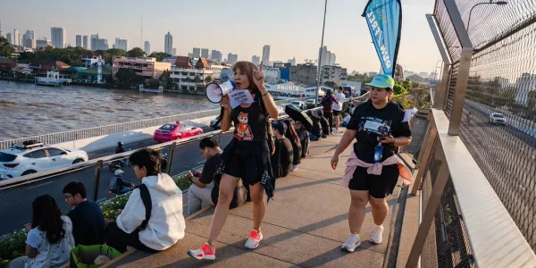 RUN2Free วิ่งเพื่อเสรีภาพ ครั้งที่ 3 จากวงเวียนใหญ่-ท่าเรือราชวงศ์ เรียกร้องเสรีภาพการแสดงออก รณรงค์รัฐธรรมนูญใหม่ เขียนได้ทั้งฉบับ สสร.เลือกตั้ง 100% และสิทธิประกันตัวนักโทษการเมือง ก่อนเริ่มงานเกิดเหตุวุ่นวาย มีชายเข้ามาต่อว่า-ท้าต่อยผู้จัด จน ตร.ต้องกันตัวออกไป พร้อมเปิดเหตุยกเลิกกิจกรรม People's Fest ก่อนวันงานเพียงวันเดียว