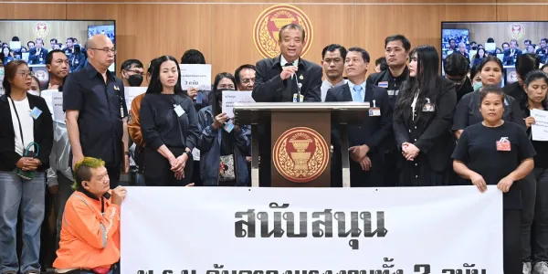 ตัวแทนเครือข่ายคนทำงาน 147 กลุ่มและองค์กร ยื่นหนังสือเรียกร้อง ปธ.กมธ.แรงงาน วุฒิสภา สนับสนุน 3 ร่างแก้ พ.ร.บ.คุ้มครองแรงงาน เชื่อช่วยแก้ไขปัญหาแรงงาน 40 ล้านคนทั่วประเทศ ทั้งในด้านความมั่นคงทางรายได้ ชม.พักผ่อน ตลอดจนยกระดับมาตรฐานคุณภาพชีวิต พร้อมเรียกร้องถึง กกร.ที่ออกมาแสดงจุดยืนคัดค้าน ให้พิจารณาอย่างรอบด้าน และเคารพศักดิ์ศรีความเป็นมนุษย์ของคนงาน