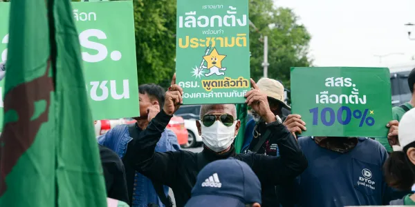 เครือข่าย ConForAll และสมัชชาคนจน ยื่นหนังสือถึง ‘ครม.อนุทิน’ เร่งเคาะคำถามทำประชามติจัดทำรัฐธรรมนูญฉบับใหม่โดยเร็ว ชี้เป็นขั้นตอนที่ ครม.สามารถดำเนินการได้เลย โดยไม่ต้องรอผ่านสภาฯ ย้ำต้องทำประชามติคำถามแรก พร้อมเลือกตั้ง 29 มี.ค. 2569 
