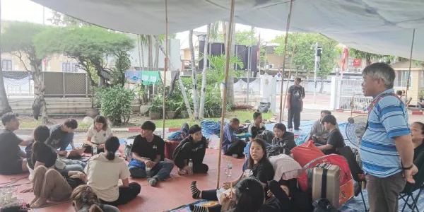 'พีมูฟ' ปักหลักหน้า กพร.ฝั่งทำเนียบ จับตา 'อนุทิน' มอบ 'โสภณ-ธรรมนัส' นำทีมถกแก้ปัญหา