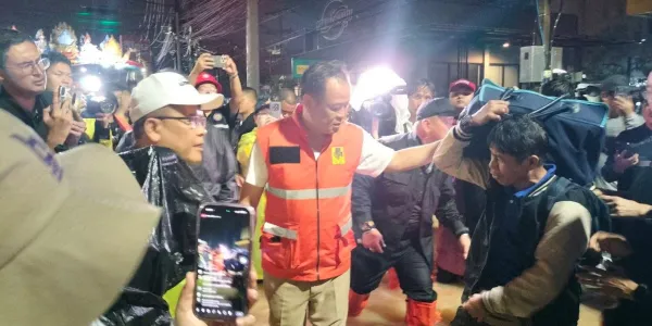 'อนุทิน' ลงพื้นที่น้ำท่วมหาดใหญ่ เรียกหน่วยงานถกด่วน