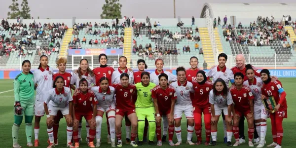 ทีมฟุตบอลหญิงอัฟกานิสถานกลับลงสู่สนามอีกครั้งหลังหายไป 4 ปี ท้าทายคำสั่งห้ามของตาลีบัน