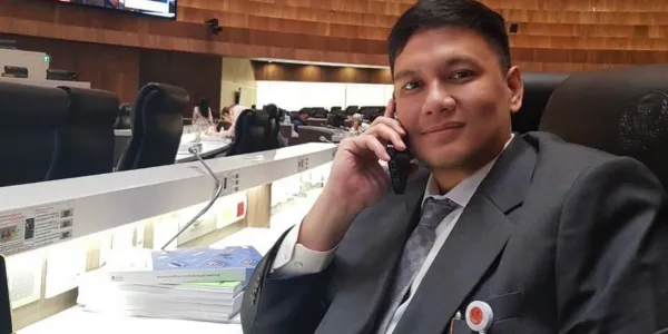 'ไผ่ ลิกค์' ยื่น กกต. พิจารณาสอบยุบพรรคประชาชน