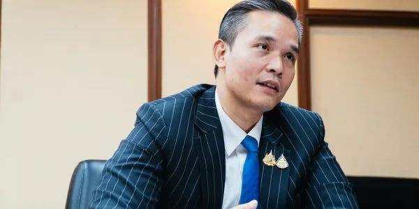 'เพื่อไทย' ตั้งข้อสังเกต 'อนุทิน' ร่วมเฟรม 'เบน สมิธ' มีความสัมพันธ์ลึกซึ้งมากกว่านี้หรือไม่ เพราะว่าเจอกันหลายครั้ง และอาจเป็นเหตุผลที่รัฐบาลแก้ปัญหาสแกมเมอร์ช้า พร้อมโต้ ‘อนุทิน’ หลุดเก้าอี้ มท.1 เพราะทำงานไม่เป็น ไม่เกี่ยวกับการไม่ให้สัญชาติไทย 