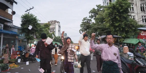 สำนักข่าวพม่ารายงาน รัฐบาลทหารพม่ายกระดับการปราบปรามฝ่ายต่อต้าน ตั้งค่าหัว 20 ล้านจ๊าต (เกือบ 3 แสนบาท) ไล่ล่า 'เตชาชาน' นักกิจกรรมการเมืองชื่อดัง และพวกอีก 2 คน หลังทั้ง 3 โผล่นำการชุมนุมที่ตลาดเซโจ เมืองมัณฑะเลย์ ชวนประชาชนคว่ำบาตรเลือกตั้งที่รัฐบาลทหารพม่าจัดในเฟสแรก วันที่ 28 ธ.ค.นี้ 