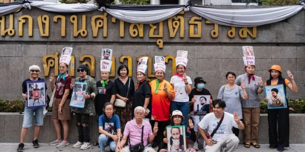 ยืนหยุดขัง-ล้อมวงหม่ำ หน้าศาลอาญา ส่งท้ายปีเก่า‘68 ย้ำ 55 ผู้ต้องขังการเมืองถูกขังข้ามปี