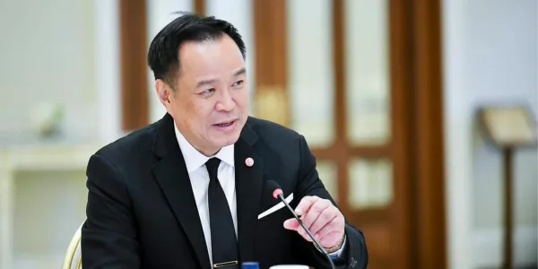 'อนุทิน' ยื่นยุบสภาฯ แล้ว หลัง 'ณัฐพงษ์' หัวหน้า ปชน.จ่อยื่นอภิปรายไม่ไว้วางใจ ปมภูมิใจไทยลงมติใช้เสียง สว. 1 ใน 3 คุมร่างรัฐธรรมนูญใหม่ ส่วน 'ภราดร' อ้างพยายามขอให้ สว.ยอมตัดอำนาจตัวเองไม่ได้ 
