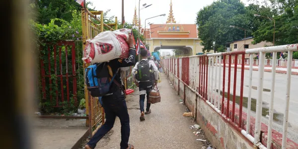 กระทรวงแรงงาน ‘งดผ่อนผัน’ ให้แรงงานกัมพูชาเอกสารไม่ถูกต้องขึ้นทะเบียนและยังไม่สรุปแนวทางชัดเจนให้คนงานที่ใบใกล้หมดอายุ แรงงานเขมรอย่างต่ำหนึ่งแสนรายตกอยู่ในความเสี่ยงโดนจับและอนาคตไม่แน่นอน ด้านนายจ้างขาดคน เศรษฐกิจกระทบเหยียบ 20 ล้าน/เดือน