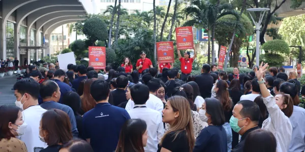 สหภาพแรงงานธนาคารกรุงเทพ ‘ไม่ทน’ นัดรวมตัวหน้าสำนักงานใหญ่ แสดงจุดยืนให้ธนาคารทบทวนนโยบายปรับลดเงินช่วยเหลือประจำปี ทั้งที่มีกำไรเพิ่มขึ้นต่อเนื่อง โดยไม่มีเหตุผลที่ชัดเจน มองไม่เป็นธรรมกับฝ่ายลูกจ้าง 