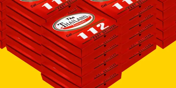 นักศึกษา มธ. 4 ราย ถูกแจ้ง ม.112 เหตุถือป้ายผ้าล้อการเมืองในมหาวิทยาลัยเมื่อปี 68