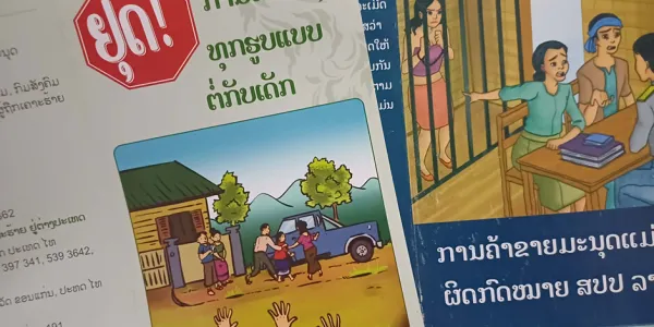 "ชะตากรรมเด็กชาวลาว" หลุดจากระบบการศึกษาจากปัญหาเศรษฐกิจและสังคม ทำให้พวกเขาเลือกหอบ "ฝัน" ข้ามแดนเข้ามาทำงานในแผ่นดินไทย เพื่อหางาน หารายได้ และส่งเงินเลี้ยงดูครอบครัว แต่สิ่งที่พวกเขาต้องเผชิญคือการต้องเป็นเหยื่อการค้ามนุษย์ และเผชิญการขูดรีดแรงงานอย่างหนักหน่วง 